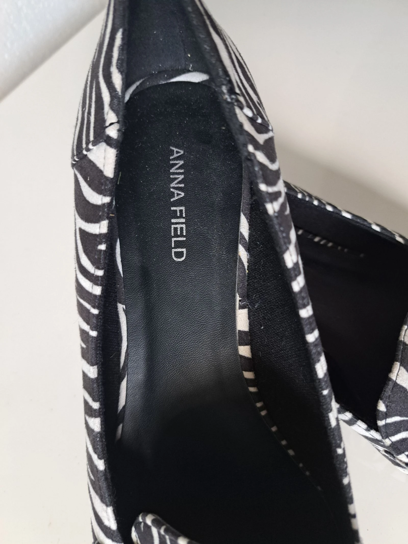 Un par de zapatos de mujer completamente nuevos – photo 4